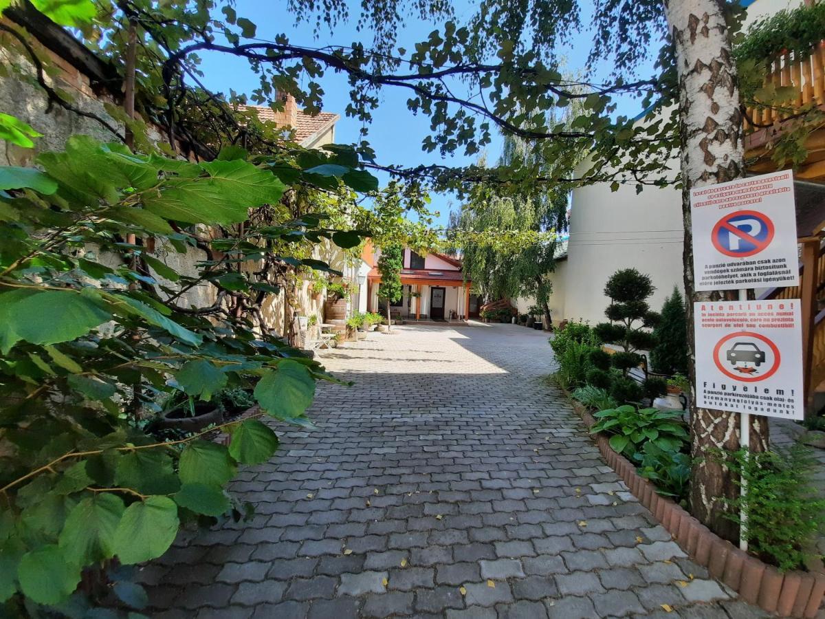 Bed and Breakfast Korona Panzió Odorheiu Secuiesc Exterior foto