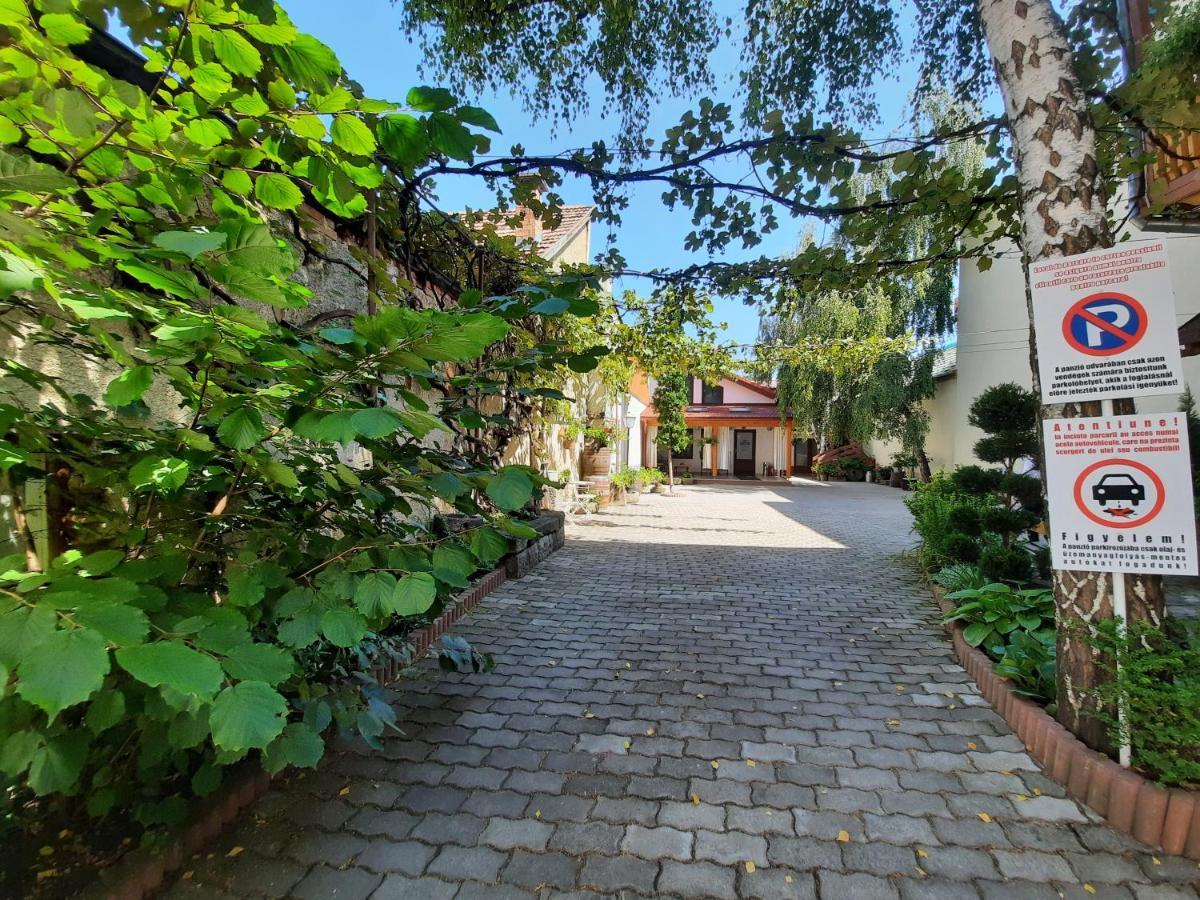 Bed and Breakfast Korona Panzió Odorheiu Secuiesc Exterior foto